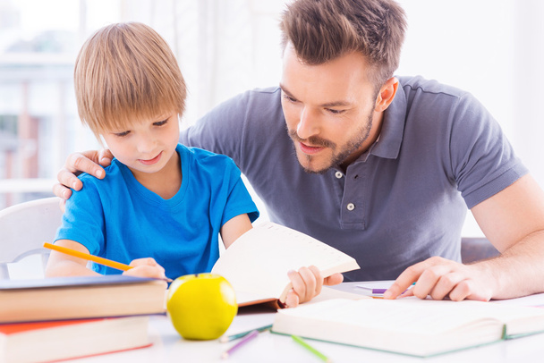 Otec pomáhá synovi s domácím úkolem. - Fotografie, Obrázek