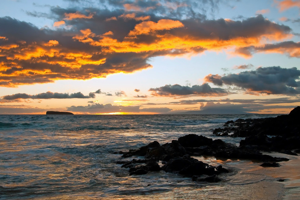 Гарний захід сонця на острові Мауї Гаваї - Фото, зображення