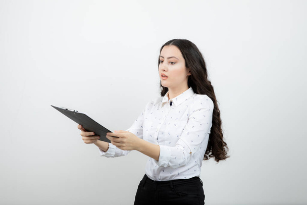 Успешная деловая женщина, прижимающая планшет к белой стене. Высокое качество фото - Фото, изображение