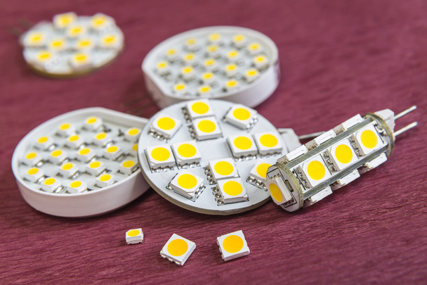 Séparez et fixez diverses puces SMD LED sur les ampoules G4
 - Photo, image