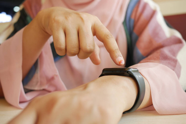γυναίκες χέρι έλεγχο του χρόνου για έξυπνο ρολόι, - Φωτογραφία, εικόνα