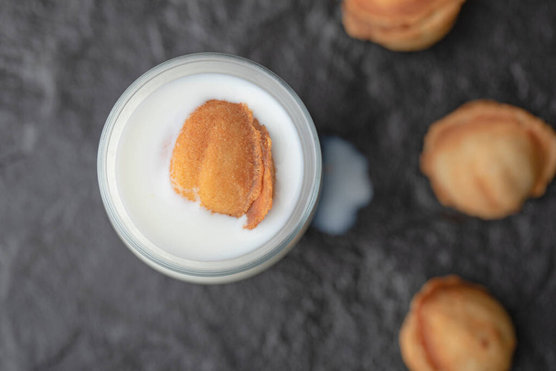 Крупним планом фото свіжого печива з молоком. Високоякісна фотографія
 - Фото, зображення