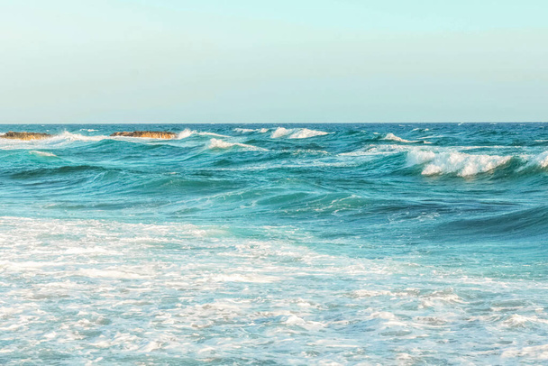La costa del mar Mediterráneo. Las olas. El horizonte. Cielo y mar en verano. - Foto, Imagen