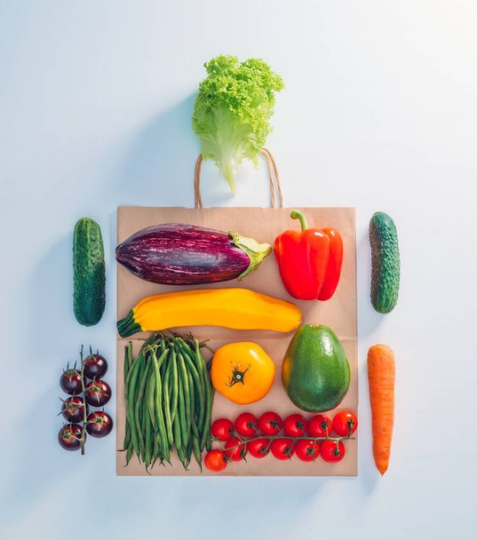 Niektóre warzywa dostarczone do domu w papierowej torbie - Zdjęcie, obraz