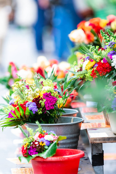 Прекрасні свіжі квіти на ринку. М'який і розмитий фон. Весна, літній ринок
. - Фото, зображення