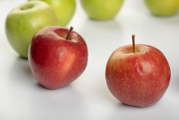 Verse rode en groene appels geplaatst op witte achtergrond. Hoge kwaliteit foto - Foto, afbeelding