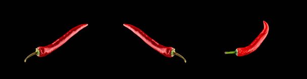 Červené jalapeno nastaveno. Kořeněný kajenský pepř izolovaný. Red hot chilli paprika kolekce na černém pozadí. Koncept čerstvé zeleniny koření - Fotografie, Obrázek