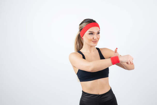 Portrait de jeune femme sportive portant un bandeau rouge. Photo de haute qualité - Photo, image