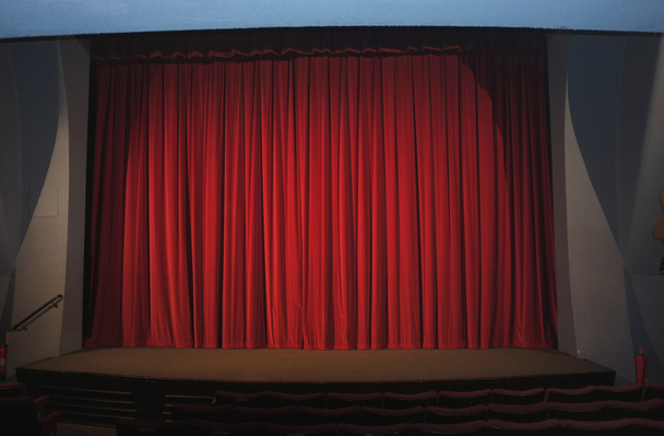 Cortina roja en un cine vacío
 - Foto, imagen
