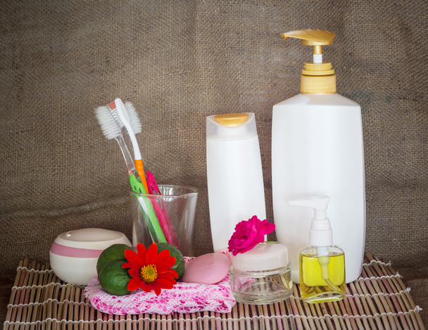 bottiglie di cosmetici con asciugamani e fiori
 - Foto, immagini