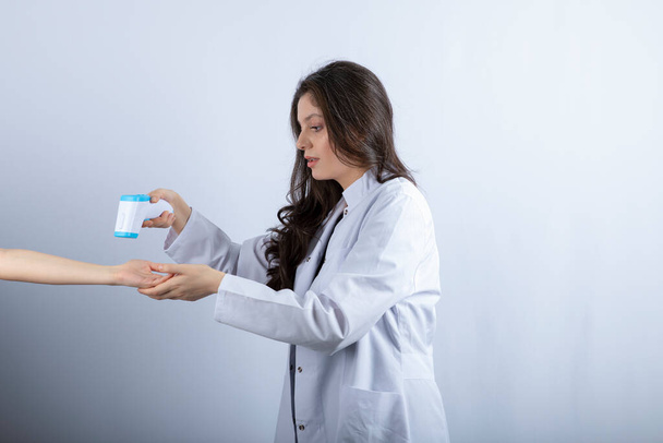 Imagen de una doctora con termómetro comprobando la temperatura de alguien. Foto de alta calidad - Foto, imagen