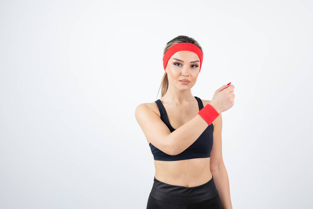 Portret młodej atletycznej kobiety w czerwonej opasce. Wysokiej jakości zdjęcie - Zdjęcie, obraz
