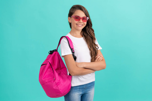 glückliches Teenie-Mädchen mit Rucksack und Notizbuch in Sonnenbrille bereit, in der Schule zu lernen, Bildung - Foto, Bild