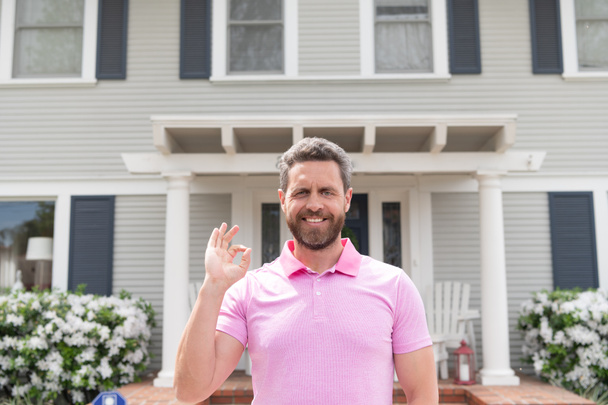 щасливий бородатий чоловік брокер біля нового будинку після оренди або купівлі нового будинку, іпотека
 - Фото, зображення