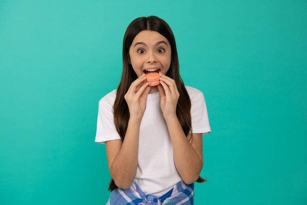 just one bite. macaroon cookie. confectionery. sweet french cakes. teen girl dental care. - Foto, Imagen