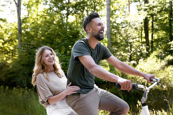 Boldog pár szórakozás egy kerékpár a természetben - Fotó, kép