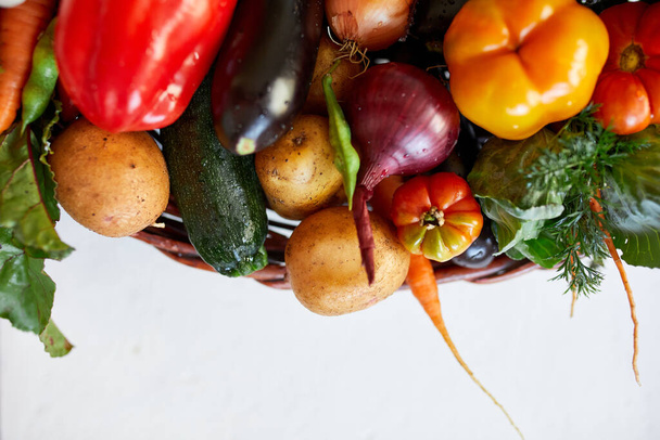 Assortiment van verse groenten in een mand, bio gezond, biologisch voedsel op witte achtergrond, landelijke markt stijl, tuinproducten, dieet vegetarisch voedsel, schoon eten. - Foto, afbeelding