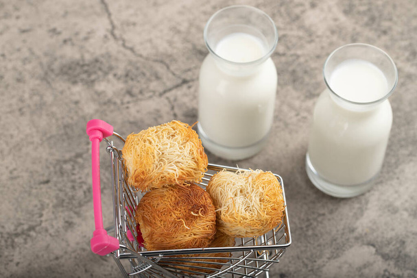 Türkisches Essen im Einkaufswagen und Milchkannen aus Glas auf einem steinernen Tisch. Hochwertiges Foto - Foto, Bild