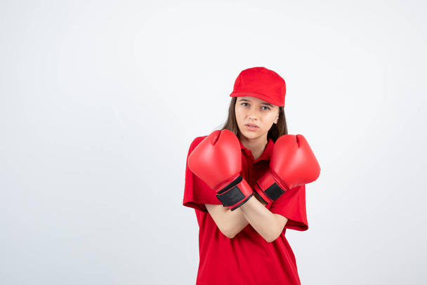Imagen de la joven adolescente en uniforme rojo con guante de boxeo. Foto de alta calidad - Foto, Imagen
