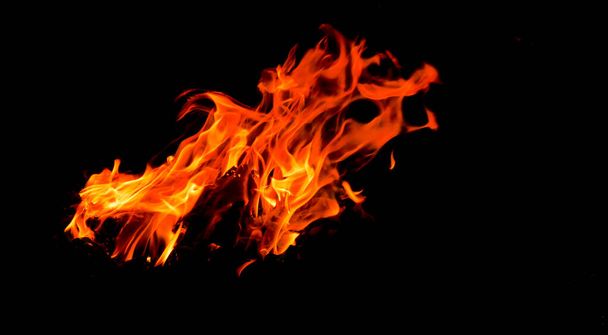 Abstraktes Hintergrundbild von Flammen auf schwarzem Hintergrund. - Foto, Bild