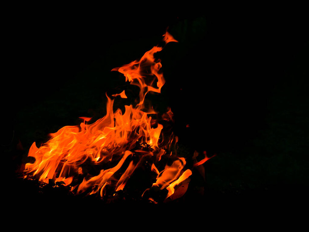 Абстрактне зображення фону полум'я на чорному тлі
. - Фото, зображення