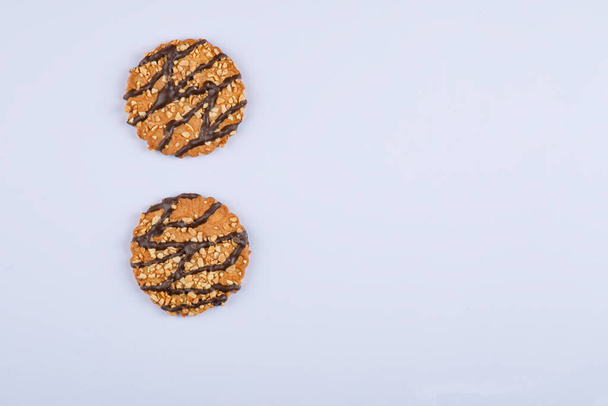 Два печива з шоколадним сиропом ізольовані на білому тлі. Високоякісна фотографія
 - Фото, зображення
