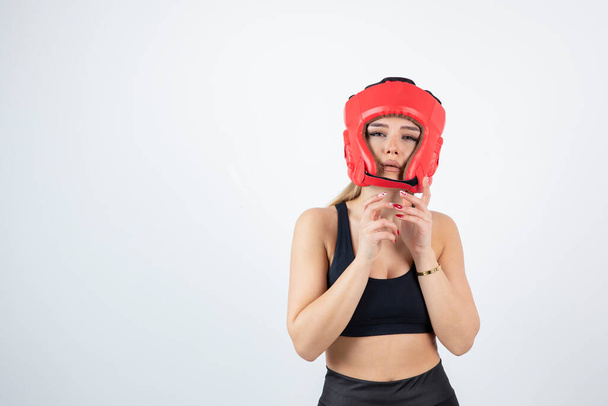 Portrait de jeune femme sportive portant un chapeau de boxe rouge. Photo de haute qualité - Photo, image