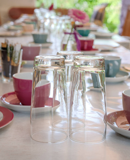 Gedecoreerde tafel voor een verjaardagsfeestje - Foto, afbeelding