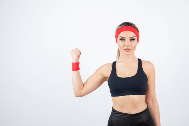 Портрет молодой атлетичной женщины в красной повязке. Высокое качество фото - Фото, изображение