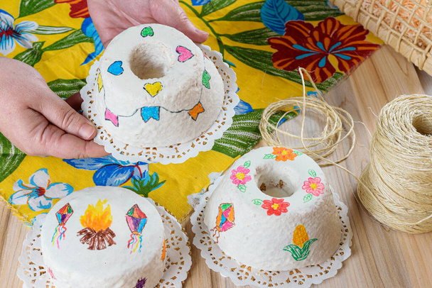 Suikerbakker met een citroentaart bedekt met koninklijk glazuur en beschilderd met eetbare verf. Ingericht in Braziliaanse feeststijl van juni. - Foto, afbeelding
