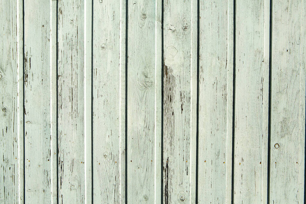 Vintage witte houten achtergrond textuur met knopen en nagelgaten. Oude beschilderde houten muur - Foto, afbeelding