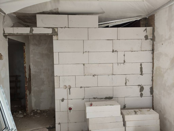 Pared de bloques de espuma en un apartamento durante la renovación - Foto, Imagen
