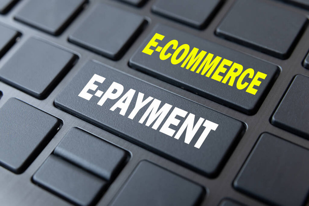 Czarne klucze, z żółtym napisem "e-commerce" i białym napisem "e-payment". Zakupy i płatności online.  - Zdjęcie, obraz