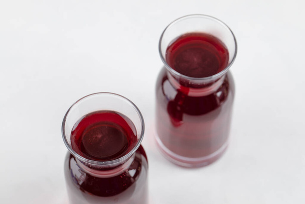 Copos de vidro de vinho colocados sobre fundo branco. Foto de alta qualidade - Foto, Imagem