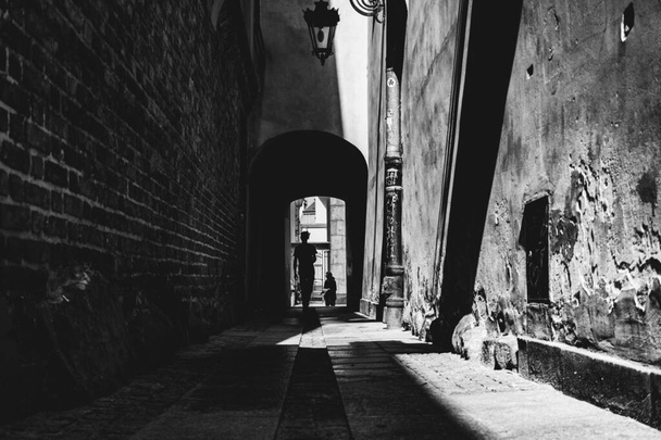 silhouettes dans l'allée, photographie de rue, monochrome, Varsovie, Pologne - Photo, image