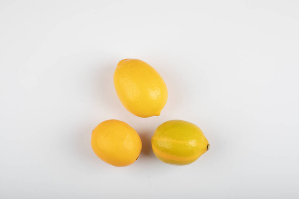 Три жовті лимони ізольовані на білому тлі. Високоякісна фотографія
 - Фото, зображення