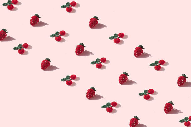 Δημιουργικό σχέδιο με φράουλες και κεράσια σε παστέλ φόντο. Μοντέρνο μινιμαλιστικό. Έννοια καλοκαιρινών φρούτων. - Φωτογραφία, εικόνα
