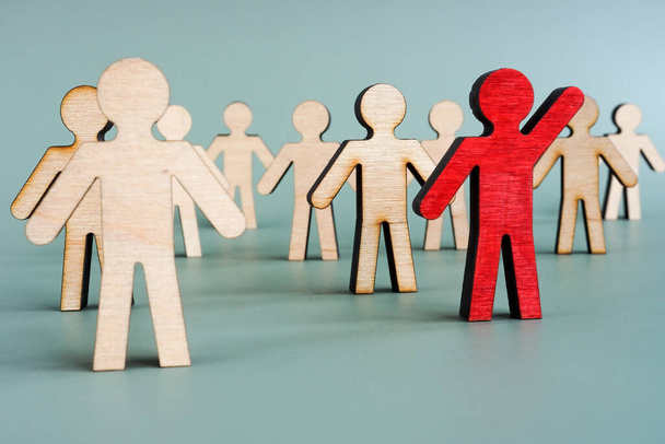 Red wooden figure in the crowd. Leadership development concept. - 写真・画像