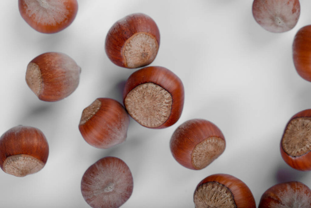 Terveet hasselpähkinät kuori sijoitetaan valkoiselle pohjalle. Laadukas kuva - Valokuva, kuva