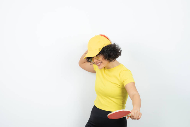 joven posando con raquetas de tenis sobre fondo blanco  - Foto, imagen