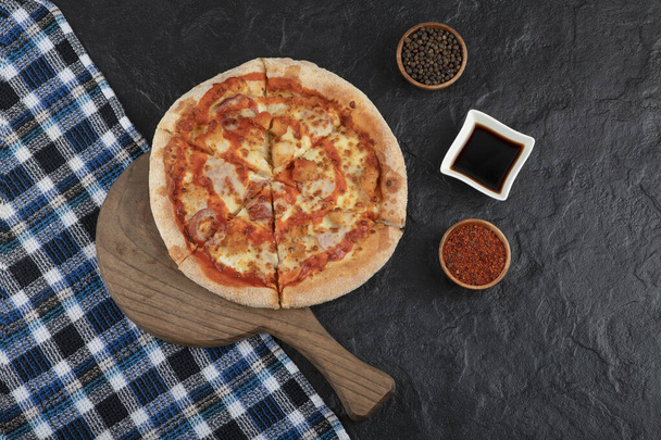 Baharatlı bufalo tavuklu pizza ve soya sosu. Yüksek kalite fotoğraf - Fotoğraf, Görsel