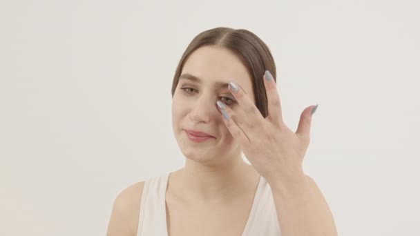 A lány letörli a könnyeket az arcáról. A lány sír az árulás miatt.. - Felvétel, videó