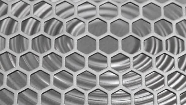 Rejilla hexagonal de aluminio en el fondo de una membrana de acero. - Metraje, vídeo