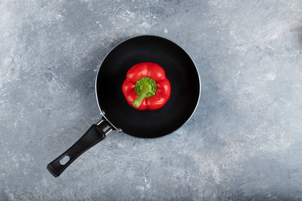 Black pan of red bell pepper on stone background. High quality photo - Foto, Imagem