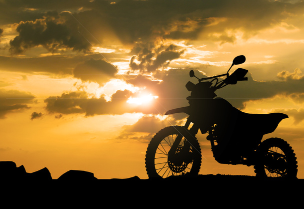 Motocross silhouet in de avond - Foto, afbeelding