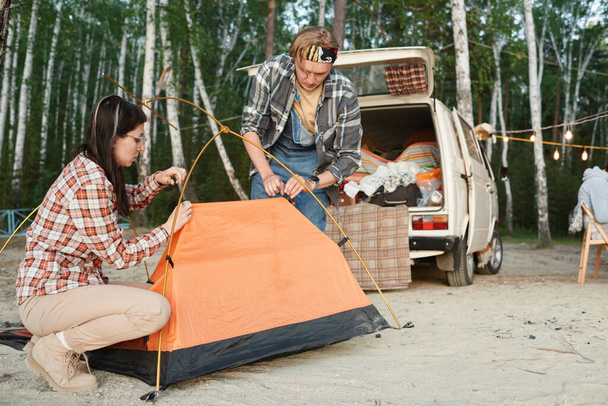 Люди устанавливают палатки - Фото, изображение
