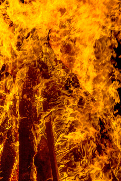 hořící ohně v noci, češe plamen jako textury a pozadí - Fotografie, Obrázek