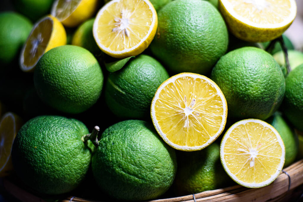 zielone owoce Citrus sinensis  - Zdjęcie, obraz