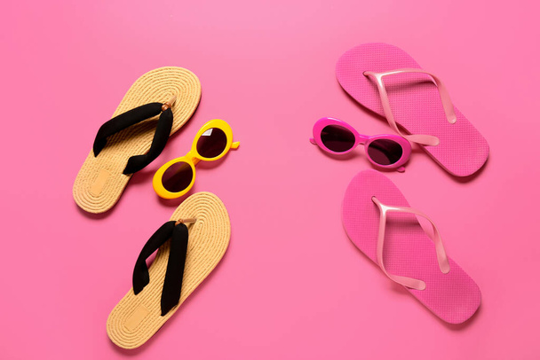Стильные солнечные очки и шлепанцы на цветном фоне - Фото, изображение