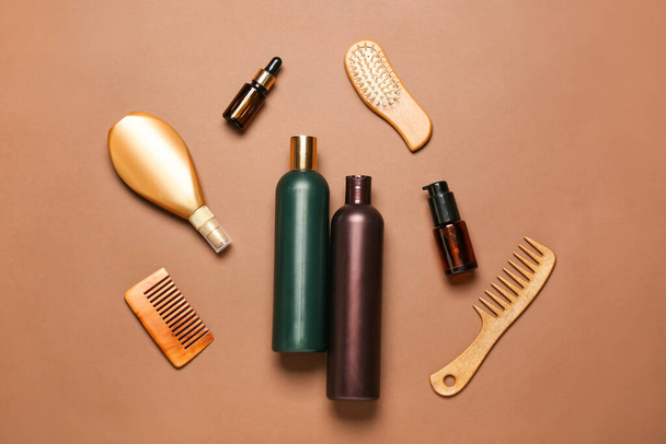 Renk arka planında saç fırçası, tarak ve kozmetik ürünleri - Fotoğraf, Görsel
